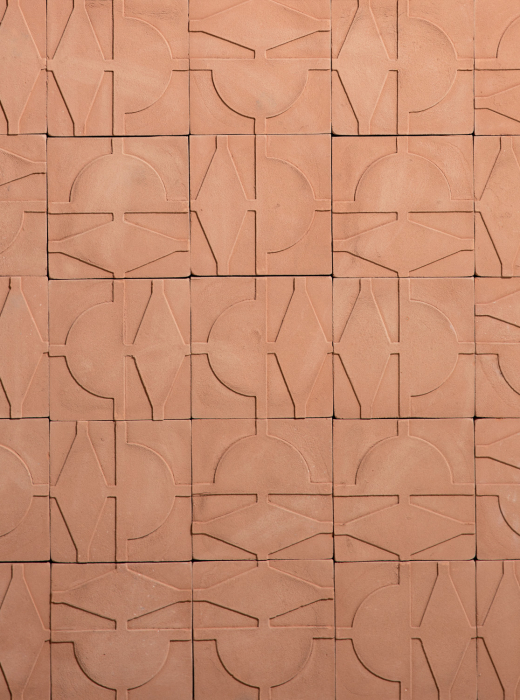 Rivestimento murale con piastrelle quadrate in terracotta con motivo geometrico a rilievo