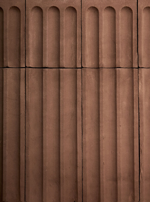 Rivestimento murale in terracotta con motivo a coste verticali