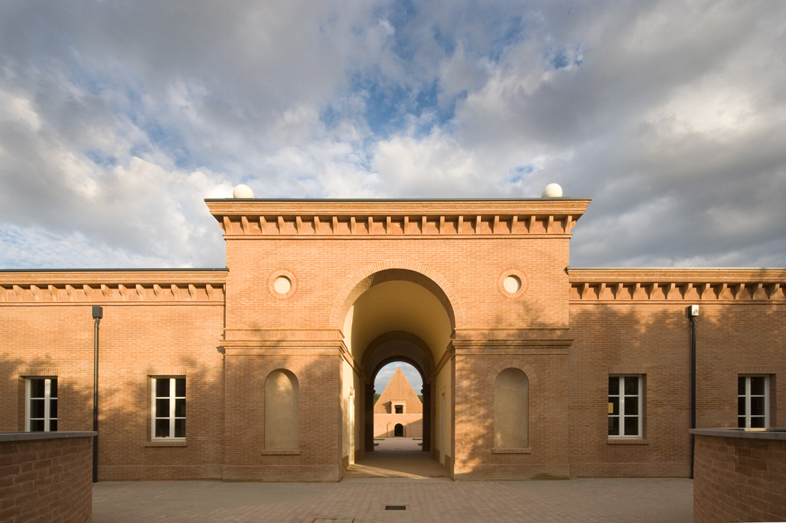 L'imponente ingresso del Labirinto della Masone, un'opera architettonica unica nel suo genere situata nella campagna emiliana.