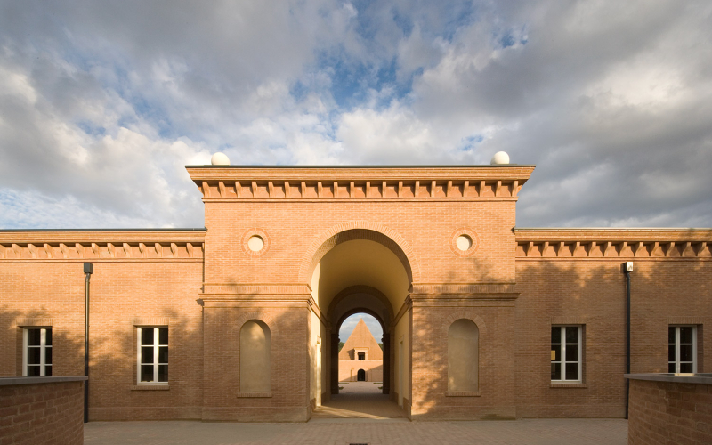 L'imponente ingresso del Labirinto della Masone, un'opera architettonica unica nel suo genere situata nella campagna emiliana.