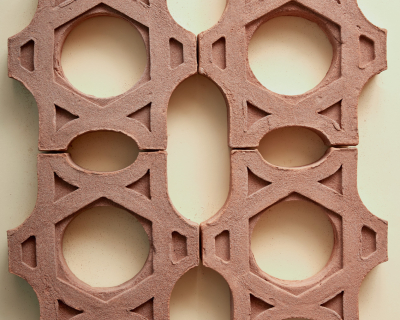 Quattro piastrelle in terracotta con un motivo geometrico a forma di croce