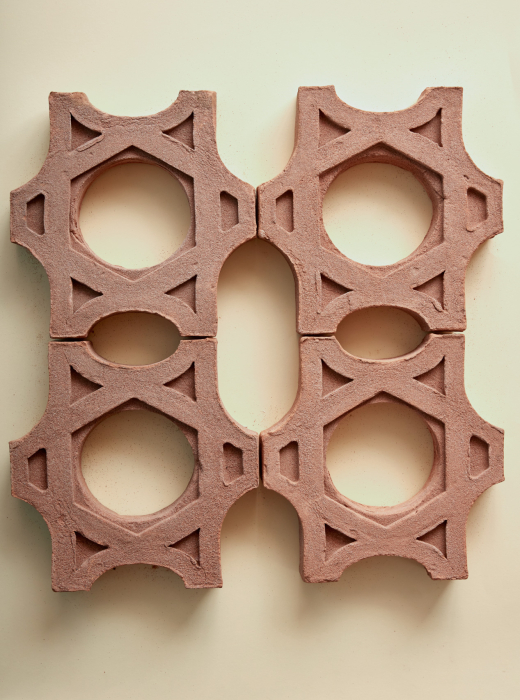 Quattro piastrelle in terracotta con un motivo geometrico a forma di croce